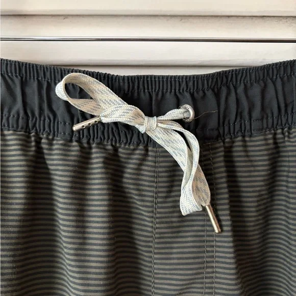 Vuori Kore Shorts Mens Large Olive Black Stripe 7.5” Inseam Lined Athletic Gym - Picture 4 of 6